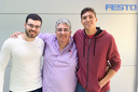 O professor Eugênio ladeado pelos estudantes Paulo Victor e Igor da "IFF 01" (Foto: Divulgação)
