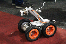 Robô foi desenvolvido no Polo de Inovação do IFF. (Fotos: Raphaella Cordeiro)