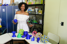 Ranna e alguns materiais produzidos no laboratório para facilitar o aprendizado de matemática (Foto: Rakenny Braga)