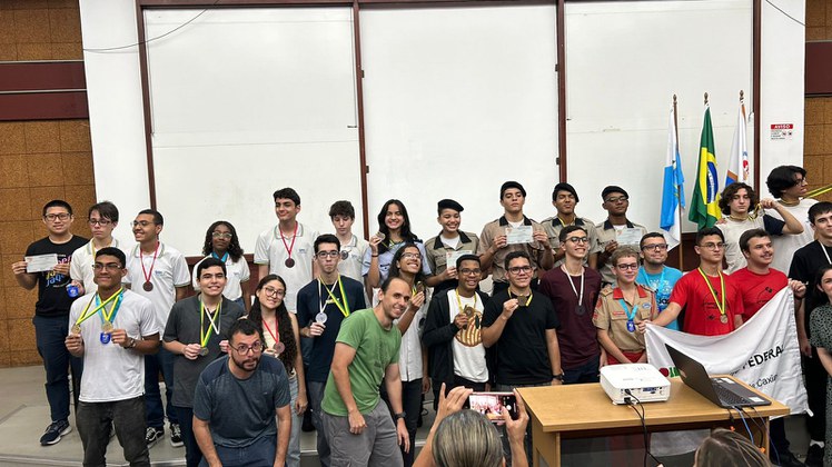 Estudantes premiados na edição 2023 da Olimpíada Brasileira de Física de Escolas Públicas (Foto: Divulgação).