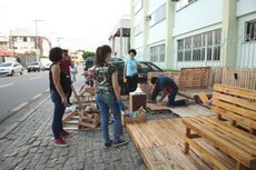 Duas vagas externas do campus foram ocupadas pela montagem (Foto: Núcleo de Imagens do IFF/Simone Brasileiro)