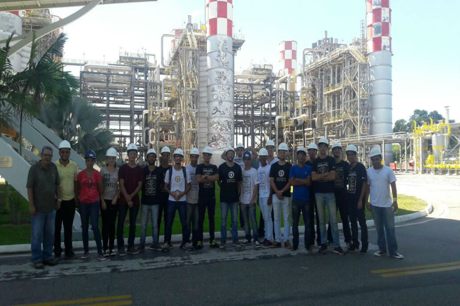 Estudantes de engenharia elétrica em visita técnica