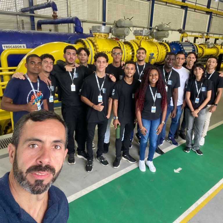 Visita técnica de estudantes de Automação industrial