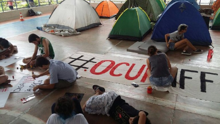 Estudantes preparando faixas para a ocupação. (Foto: Mariana Nunes)