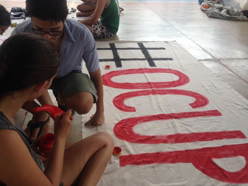 Estudantes preparam material de manifestação (Foto: Mariana Nunes)