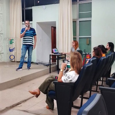 O professor Luciano Falcão apresenta projetos do Mestrado em Arquitetura e Urbanismo (Foto: Antonio Barros/Ascom).