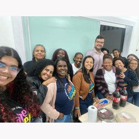 O professor Alisson Santos e alunas do curso de Assistente Administrativo (Foto: Divulgação).