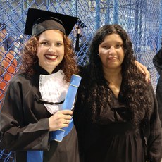 Jocabedi Saulo Souza ao lado da sua maior apoiadora (Foto: Antonio Barros/Ascom).