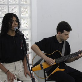 Apresentação, em dupla, de estudantes músicos da Orquestra de Violões  (Fotos: Vitor Carletti/Ascom).