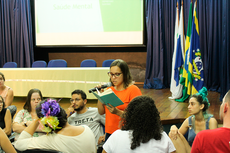 Professora da Licenciatura em Teatro relata conclusões de seu grupo de discussão (Foto: Rakenny Braga)