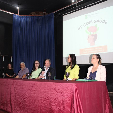 Mesa de abertura do evento - da esquerda para a direita: Fábio, Camila, Victor, Letycia e Rhena (Foto: Antonio Barros).