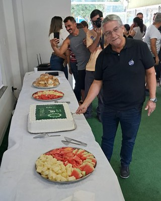 O diretor-geral, Carlos Augusto Boynard, corta o bolo temático do aniversário (Foto: Washington Paravidino). 