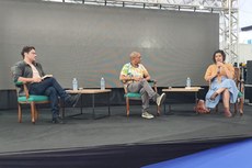 Os professores Thiago Eugênio, Adriano Moura e Talita Barros falam para o público da Bienal sobre a importância do escritor Lima Barreto (Foto: Gabriela Lopes/Ascom).