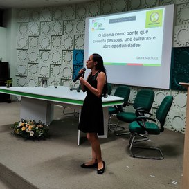 A professora de espanhol Laura Marcela em palestra no III Celiff Day (Fotos: Raphaella Cordeiro/Ascom).