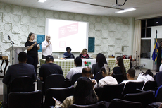 Mesa-redonda que discute os desafios do ensino de Geografia para alunos cegos. (Foto: Letícia Cunha) 