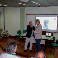 O reitor eleito do Instituto, Vitor Saraiva, recebe as boas-vindas do professor Leonardo Tavares (Foto: Antonio Barros/Ascom).