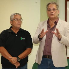 O diretor eleito do Campos Centro, Carlos Augusto Boynard, é apresentado pelo coordenador do projeto, Leonardo Tavares (Foto: Diomarcelo Pessanha/Núcleo de Imagens do IFF).