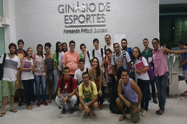 Integrantes do grupo na entrada do Ginásio de Esportes (Divulgação)