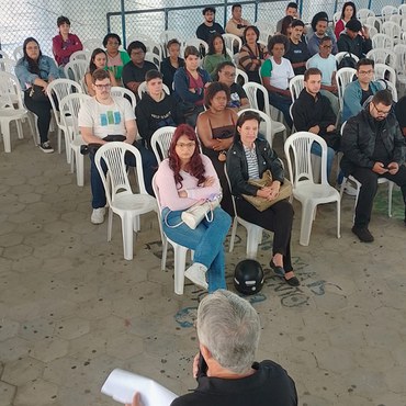 Parte dos novos estudantes na recepção realizada pela manhã (Foto: Antonio Barros).
