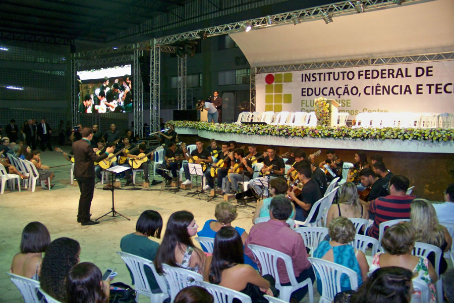 A Orquestra de Violões tocou música popular brasileira e executou o Hino Nacional. 