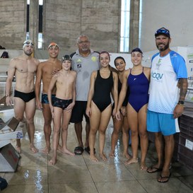 Os professores Jacy e Edison Filho com alguns dos atletas (Foto: Divulgação).