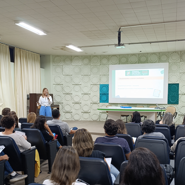 30ª Semana do Saber-Fazer-Saber A professora Fabíola Amério e avaliadores de projetos (Foto: Antonio Barros/Ascom).