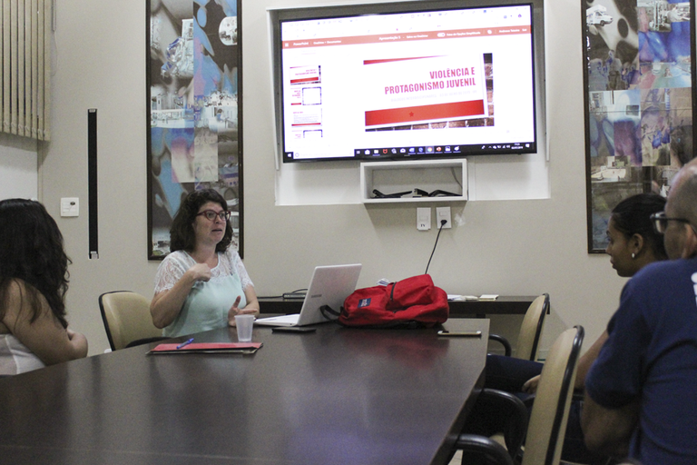 Professora Andressa Peres explica pesquisa a alunos da graduação e servidores