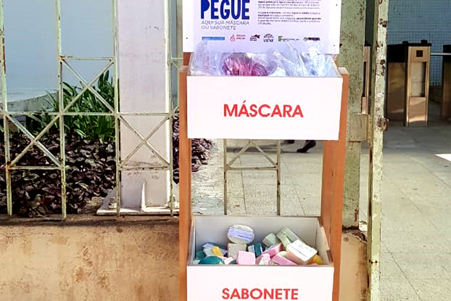 Máscaras de pano e sabonetes em barra são disponibilizados de graça para combater a Covid-19