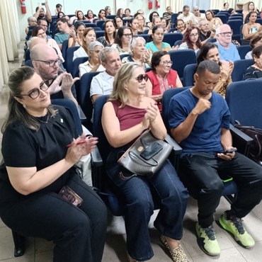 Servidores, familiares e alunos da hidroginástica prestigiaram a posse (Foto: Diomarcelo Pessanha/Ascom).