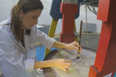 A professora pesquisadora Priscila Cardoso em um dos testes na centrífuga da Geotecnia da UENF (Divulgação). 