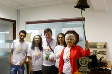 A professora Fátima Pereira Gomes (puxando o sino) e parceiros do projeto apresentado na 27ª Semana do Saber Fazer Saber (Foto: Raphaella Cordeiro/Ascom).