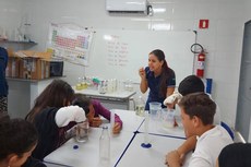 A professora Luísa Mendes e estudantes da Escola Julião Nogueira no aprendizado sobre a produção de sabonete líquido (Foto: Reprodução).