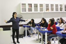 A professora Andressa Teixeira e alunos do curso (Foto: Raphaella Cordeiro)
