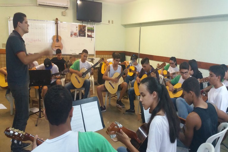 Professor Víctor Matos e alunos em ensaio para Recital // (Foto: Anna Faria / Bolsista de Comunicação Social)
