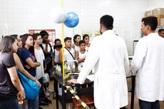 Estudantes são recebidos por alunos em laboratório do Curso de Química (Foto: Raphaella Cordeiro/Ascom)  