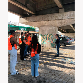O professor Ronaldo Mansur com estudantes do Curso Técnico de Estradas em viaduto, no Centro de Campos dos Goitacazes (Foto: Divulgação).
