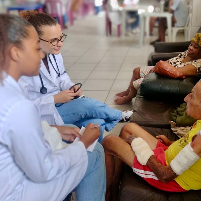 Alunos de Enfermagem realizam ações de saúde no Asilo Monsenhor Severino