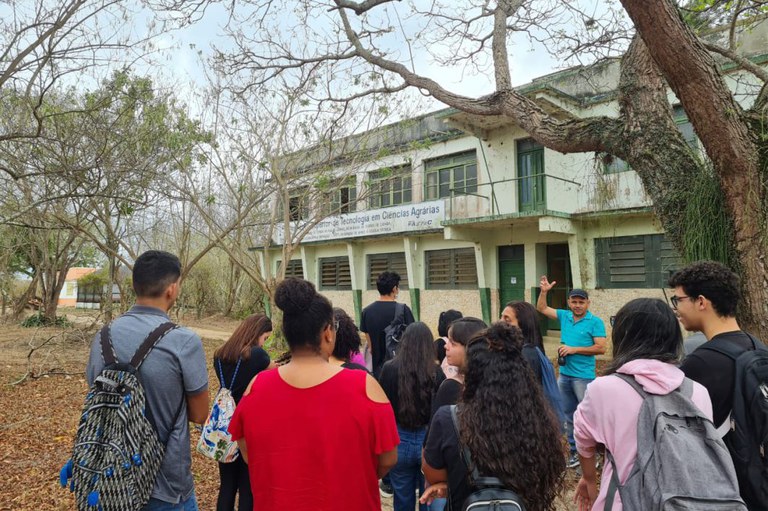 Alunos do curso de Engenharia Ambiental participam de aula de campo