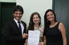A formanda com o reitor Jefferson Azevedo e a diretora de Ensino do campus, Monique Freitas