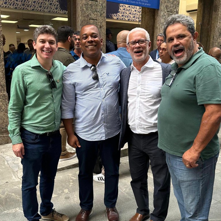 O Conselho Regional dos Técnicos Industriais do Estado do Rio de Janeiro (CRT-RJ) inaugurou, neste mês, sua nova sede no centro da capital fluminense. O espaço está localizado em um prédio histórico, com fachada tombada, o que simboliza não apenas a preservação da memória da cidade, mas também a consolidação da presença da categoria no cenário profissional e institucional.  Fundado em 15 de abril de 2019, o CRT-RJ é um órgão jovem, com pouco mais de seis anos de atuação, mas já cumpre um papel fundamental para os profissionais técnicos do estado. “O Conselho tem um importante papel no exercício da profissão, no combate ao exercício ilegal e na garantia de serviços prestados com qualidade, trazendo mais segurança para a sociedade”, destacou Jonathan, representante presente no evento.  Durante a cerimônia de inauguração, representantes do Instituto Federal Fluminense (IFF) estiveram reunidos com o presidente do CRT-RJ, Gilberto Silva Palmares, para tratar da ampliação da parceria já existente entre as instituições. Entre os temas discutidos, está a atualização do termo de cooperação para o desenvolvimento de novos projetos e ações conjuntas voltadas à formação e valorização dos técnicos.  Outro ponto de destaque na conversa foi a proposta de realização de um evento do programa CRT Escola no Campus Campos Guarus, previsto para o mês de outubro, com o objetivo de aproximar ainda mais os estudantes da realidade profissional e das diretrizes do Conselho.  A nova sede representa mais do que uma conquista física — é um marco de fortalecimento institucional e valorização da categoria dos técnicos industriais no estado do Rio de Janeiro.