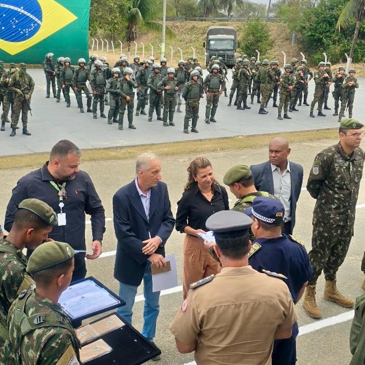 IFF Guarus recebe homenagem do exército