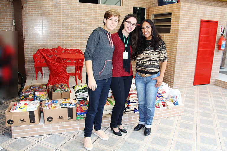 ONG de Campos recebe alimentos arrecadados da festa julina do Campus Guarus