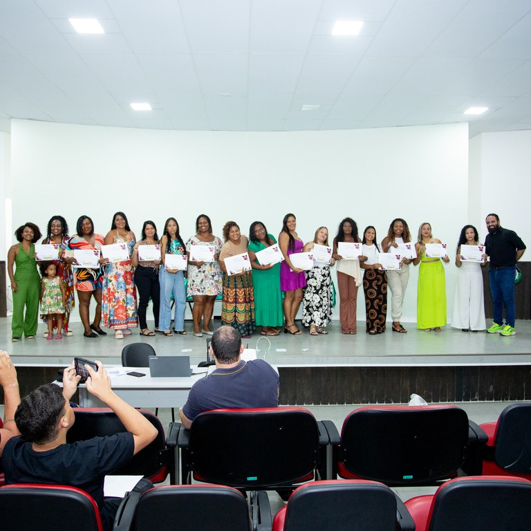 IFF Itaboraí realiza formatura do curso de  Almoxarife de Obras do Mulheres Mil