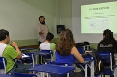 O professor Adriano e alunos do campus em aula preparatória para a Olimpíada de Astronomia
