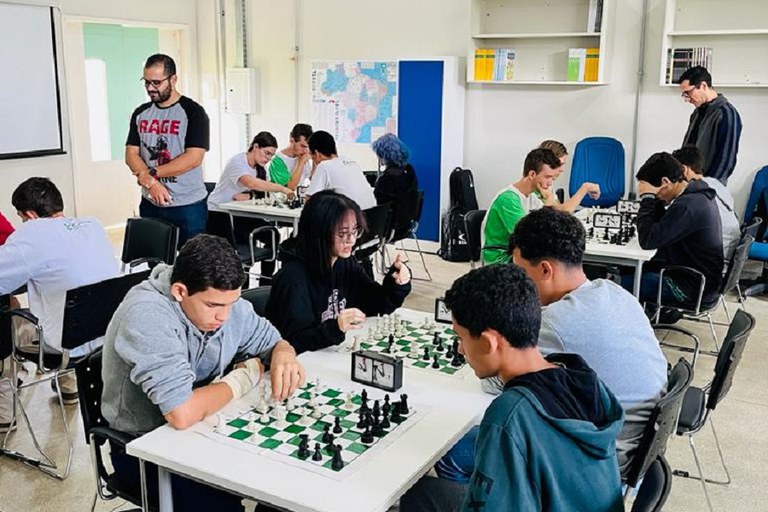 Estudantes da rede pública participam de 'Clube de Xadrez' nas
