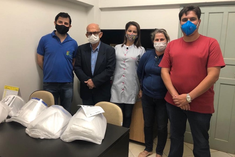 Entrega de protetores faciais