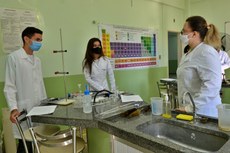 Alunos em aula no laboratório de Química com a professora Patricia