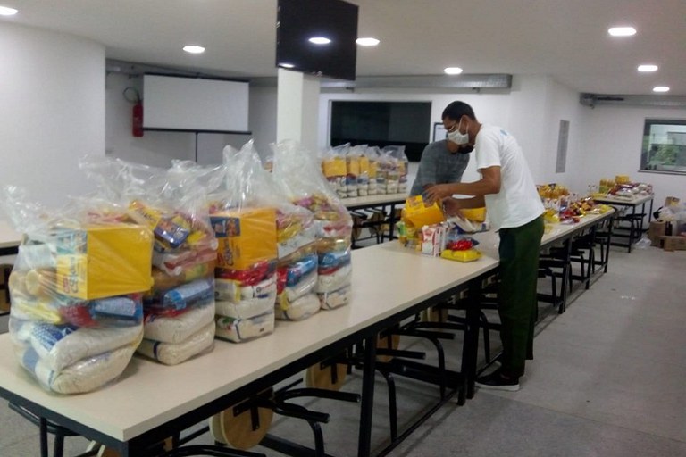 Entrega de kits de alimentos no IFF Itaperuna