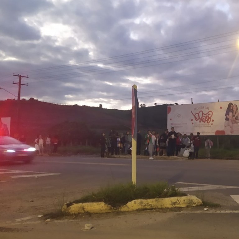 Pedido de obra em frente ao IFF Itaperuna