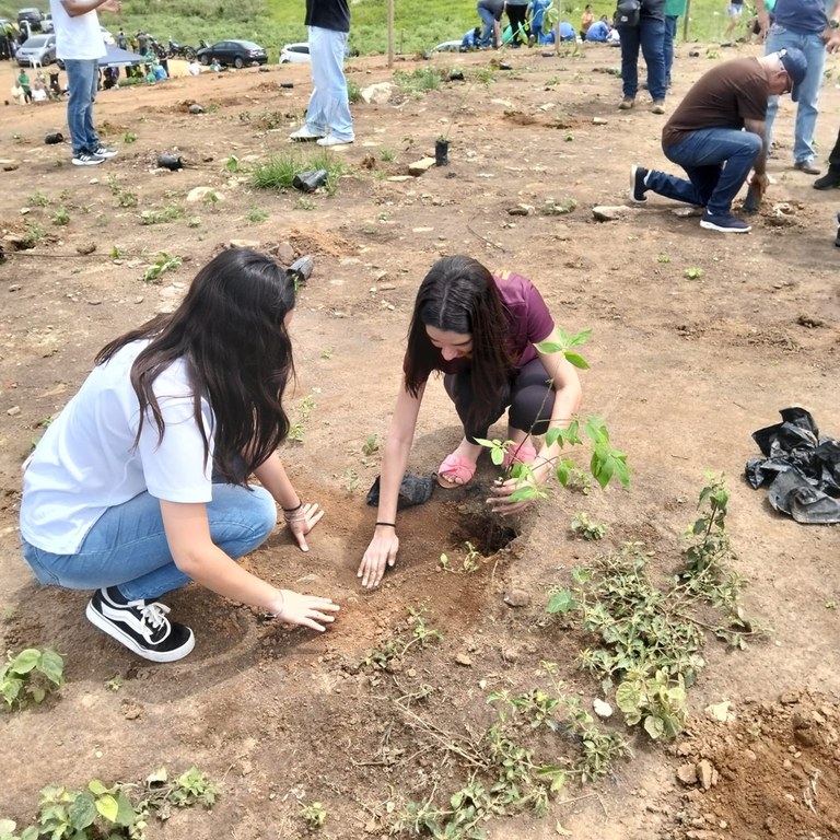 IFF Itaperuna em ação de reflorestamento